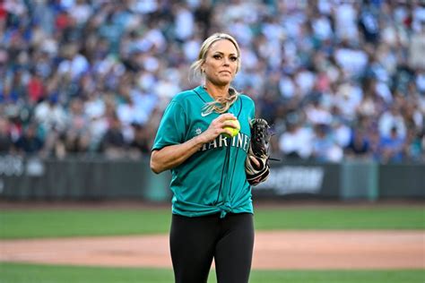 In 2011, Finch became an ESPN analyst for college softball and became a contestant on Dancing with the Stars in 2018. Jennie Finch’s height is 6 feet 0 inches and her weight is 68 kilograms. Her body measurement is 36-26-36 inches. Jennie Finch’s Bra Size is 34B. She wearing to be a dress in size 8 US and her shoe size is 10.5 US. 